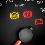 ¿Cuáles son las luces que se encienden en el salpicadero del coche?